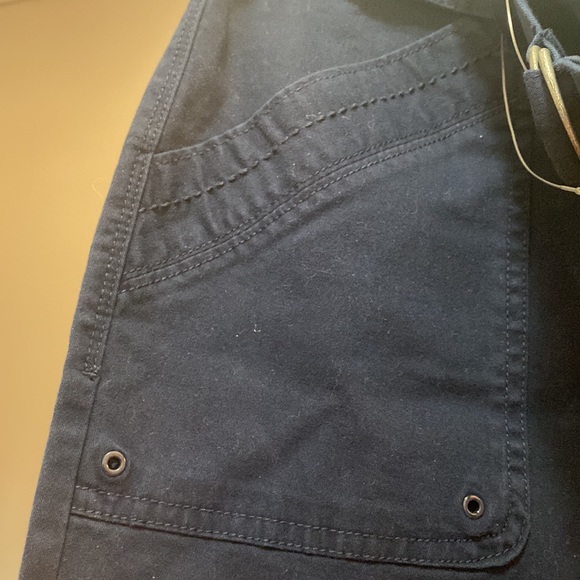 NWT GloriaVanderbilt  khaki shorts. Women’s size 6 - Picture 7 of 8